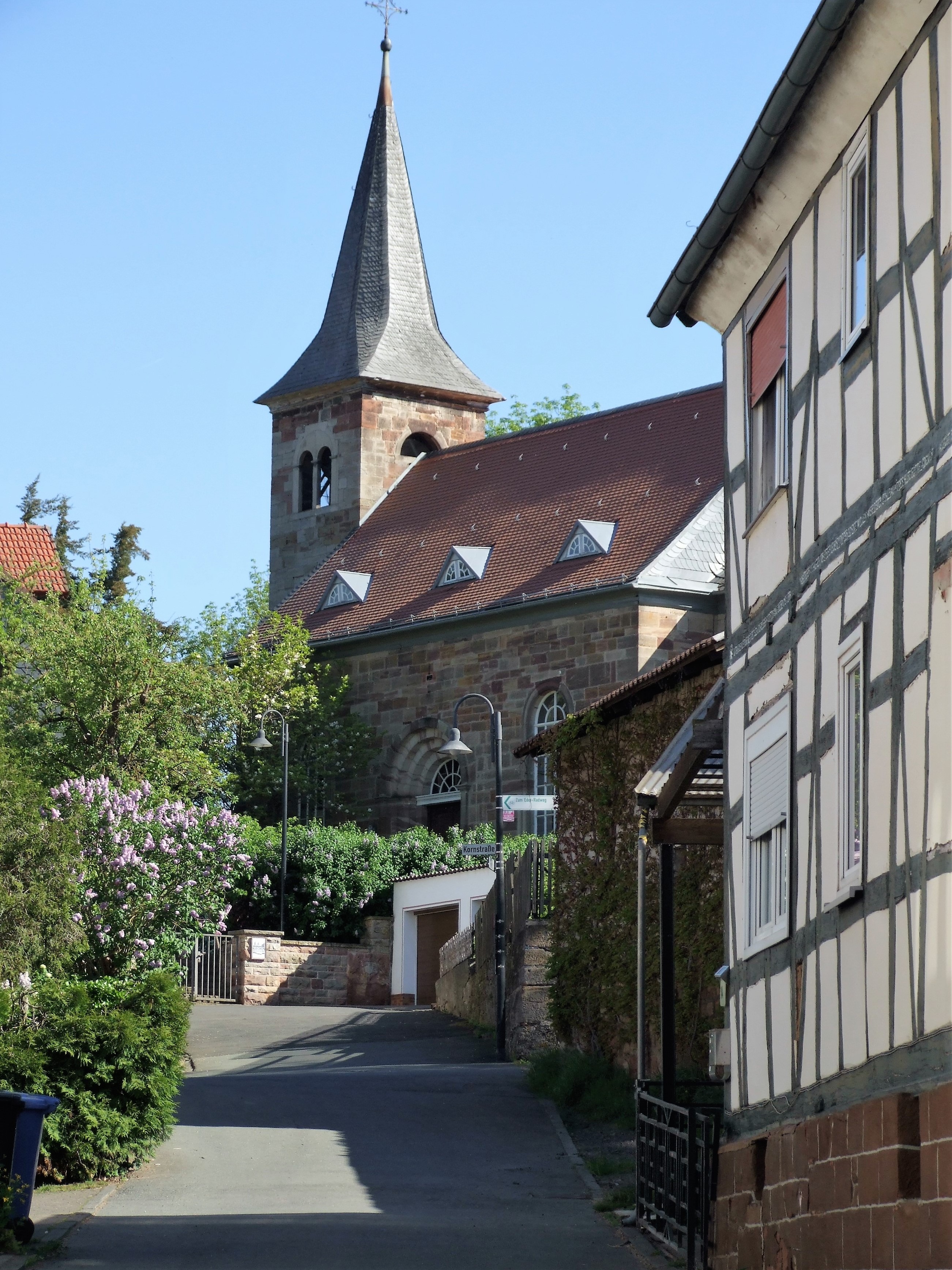 Der Bonifatiusweg mit der Kirche im Hintergrund. (Foto: Uli Klein)