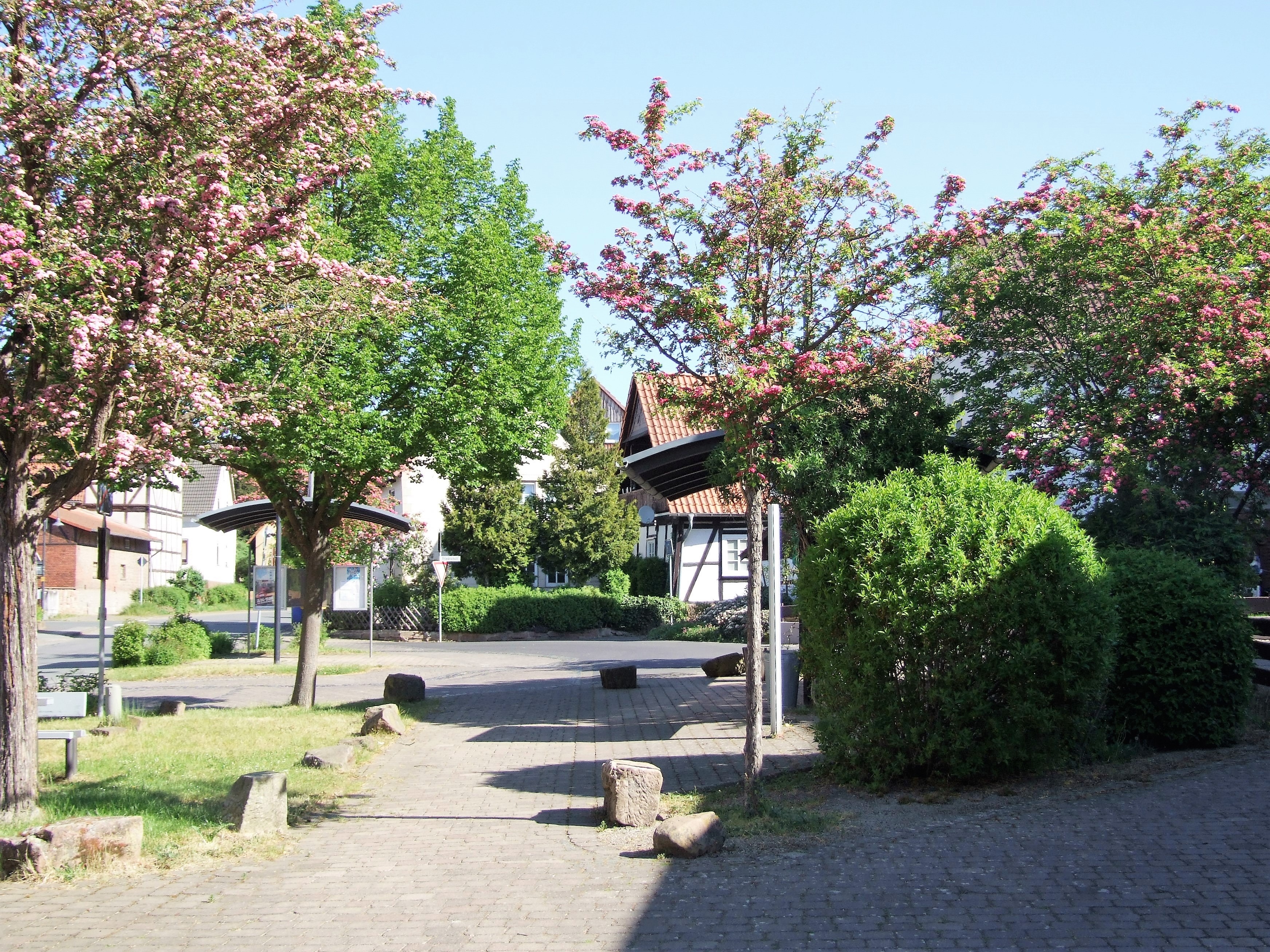 Der Dorfplatz in der Ortsmitte. (Foto: Uli Klein)