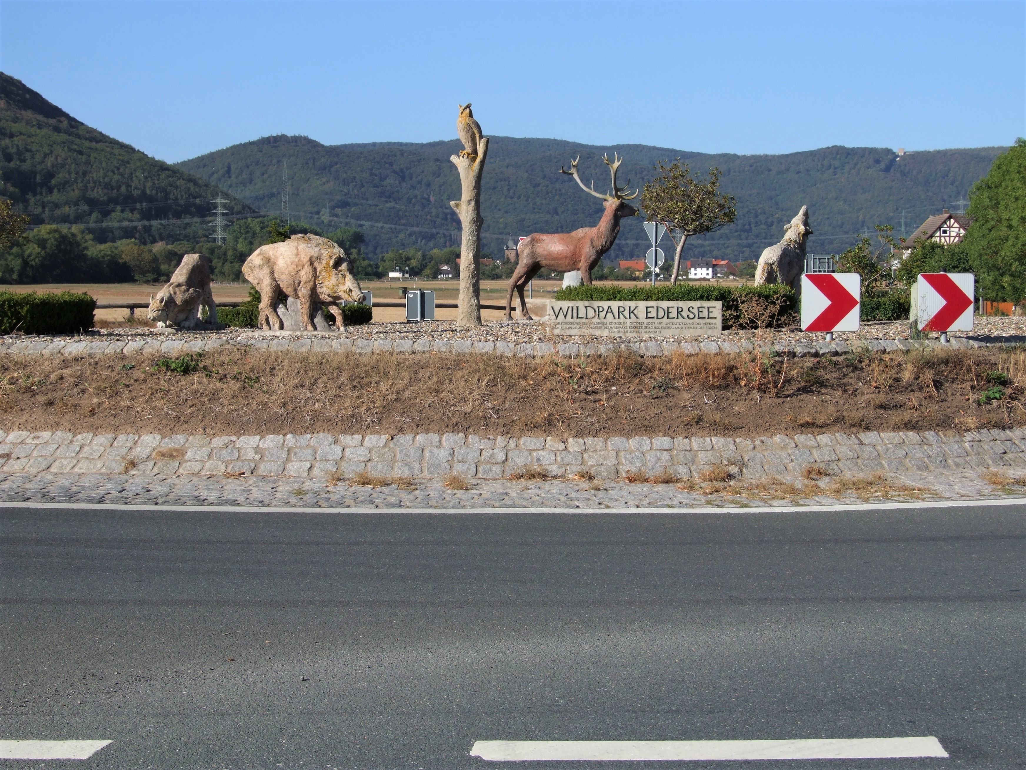 Tierfiguren zieren den Kreisverkehr in Lieschensruh. (Foto: Uli Klein)