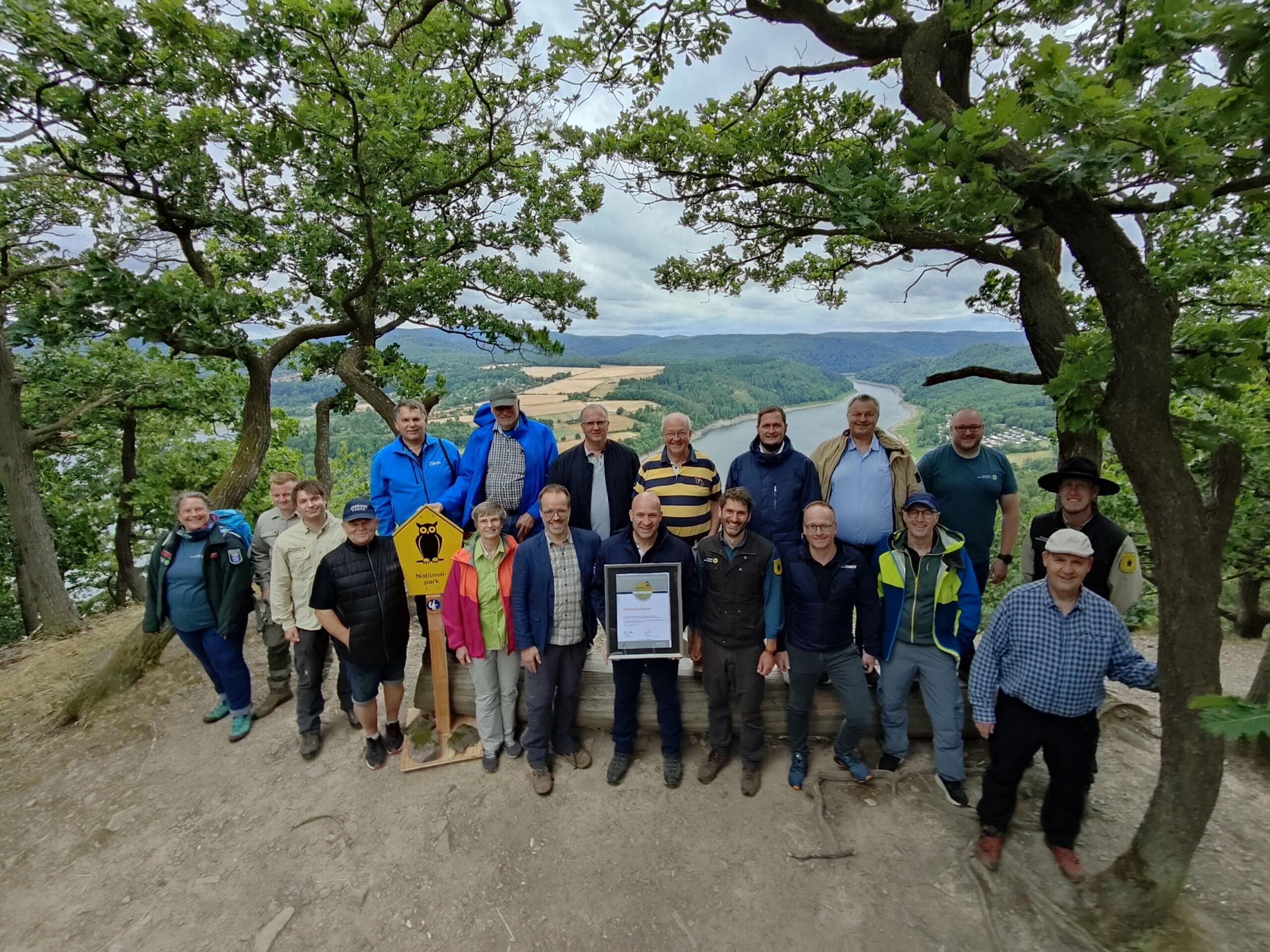 Featured image for “Urkundenübergabe zur Rezertifizierung des Urwaldsteigs Edersee”