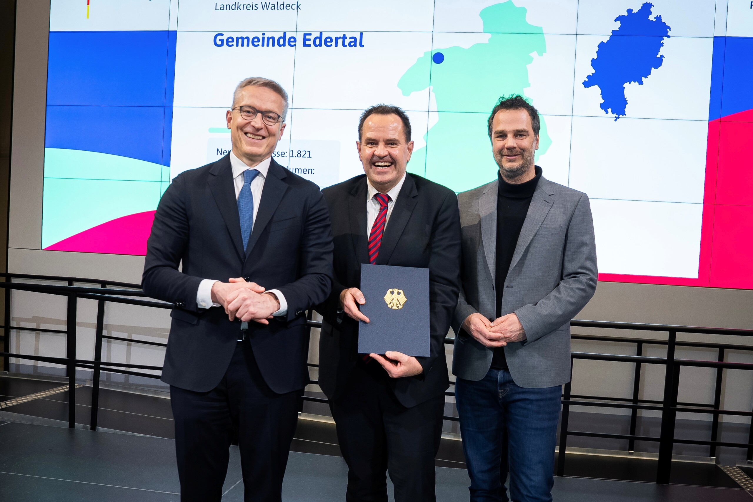 Featured image for “Förderbescheid für Glasfaserausbau in Berlin entgegengenommen: Nationalparkgemeinde Edertal erhält 9,84 Millionen Euro Bundesmittel”