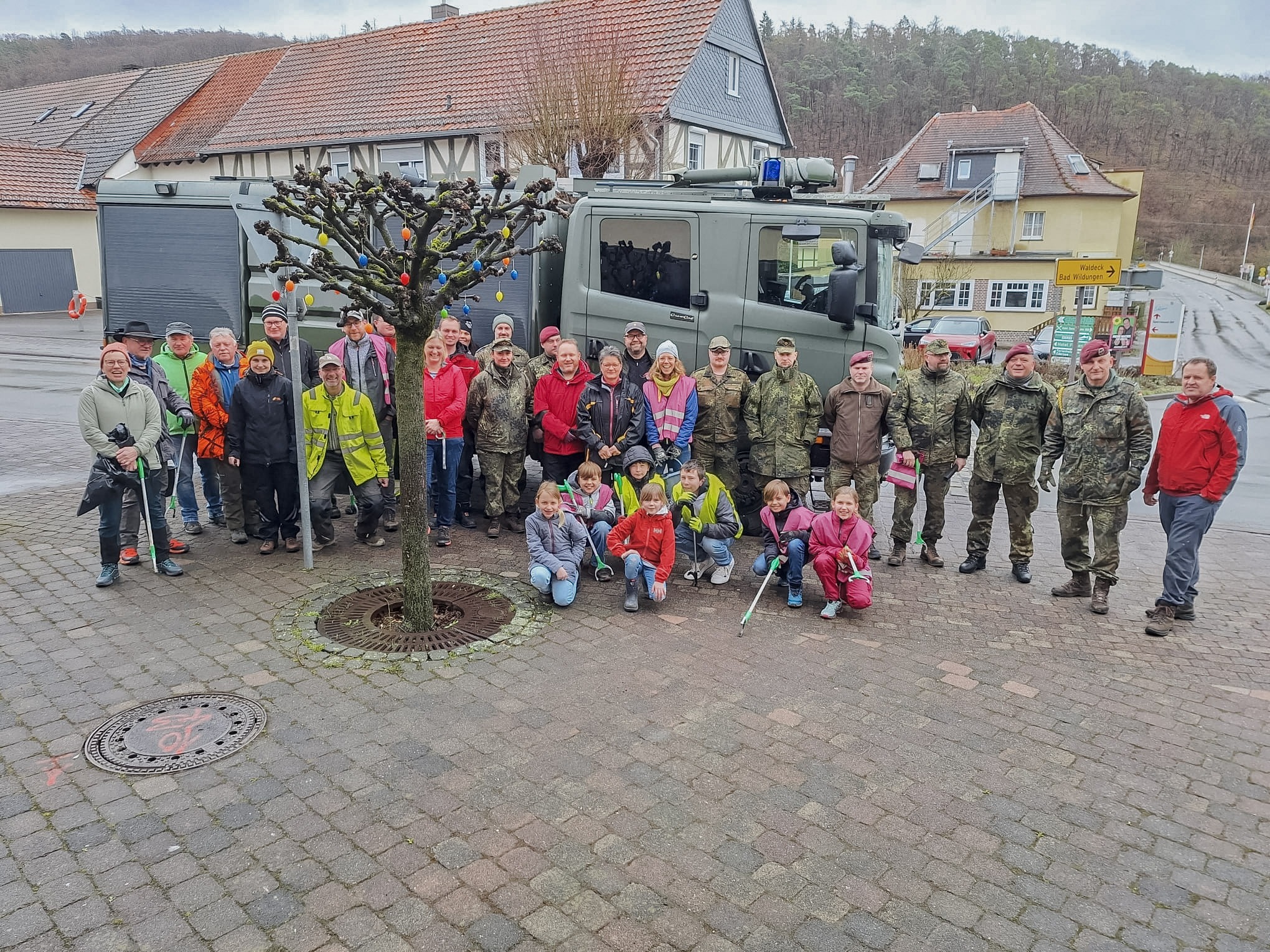 Featured image for “Bundeswehr unterstützt Frühjahrsputz in Hemfurth am Edersee”