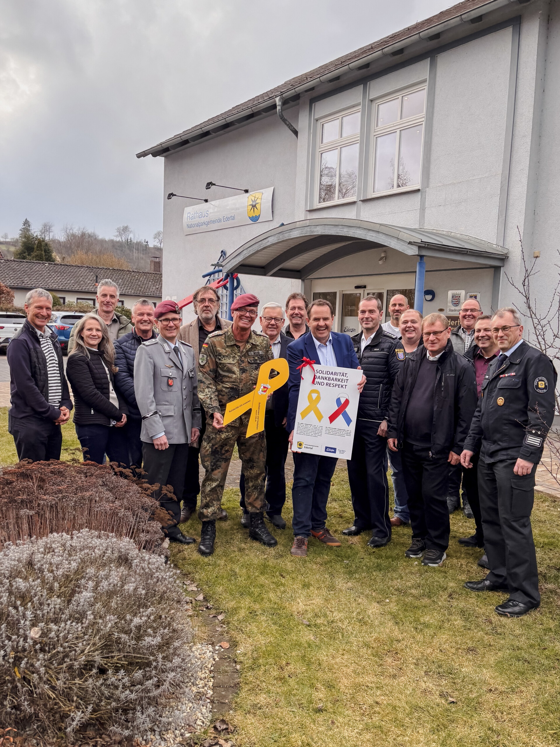 Featured image for “Gelbe Schleife und Schutzschleifentafeln in Edertal: Ein sichtbares Zeichen für Solidarität und Respekt 🎗️”